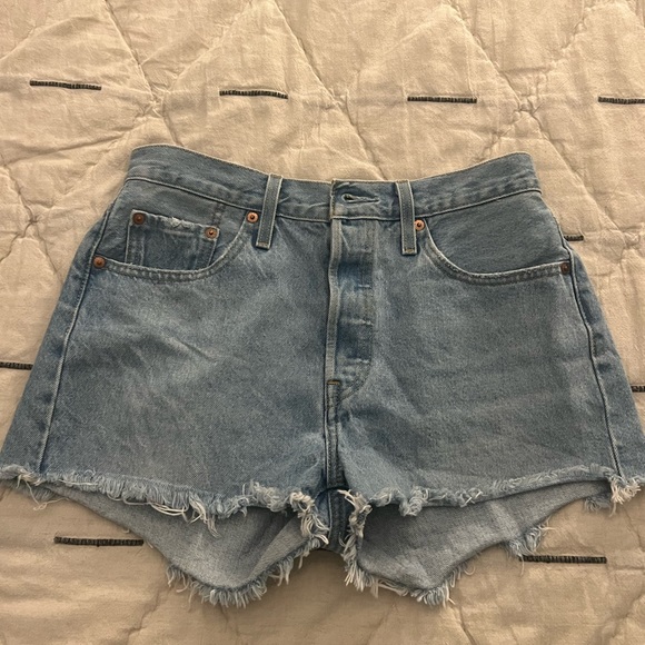 Size 28 Levi shorts - Picture 1 of 3